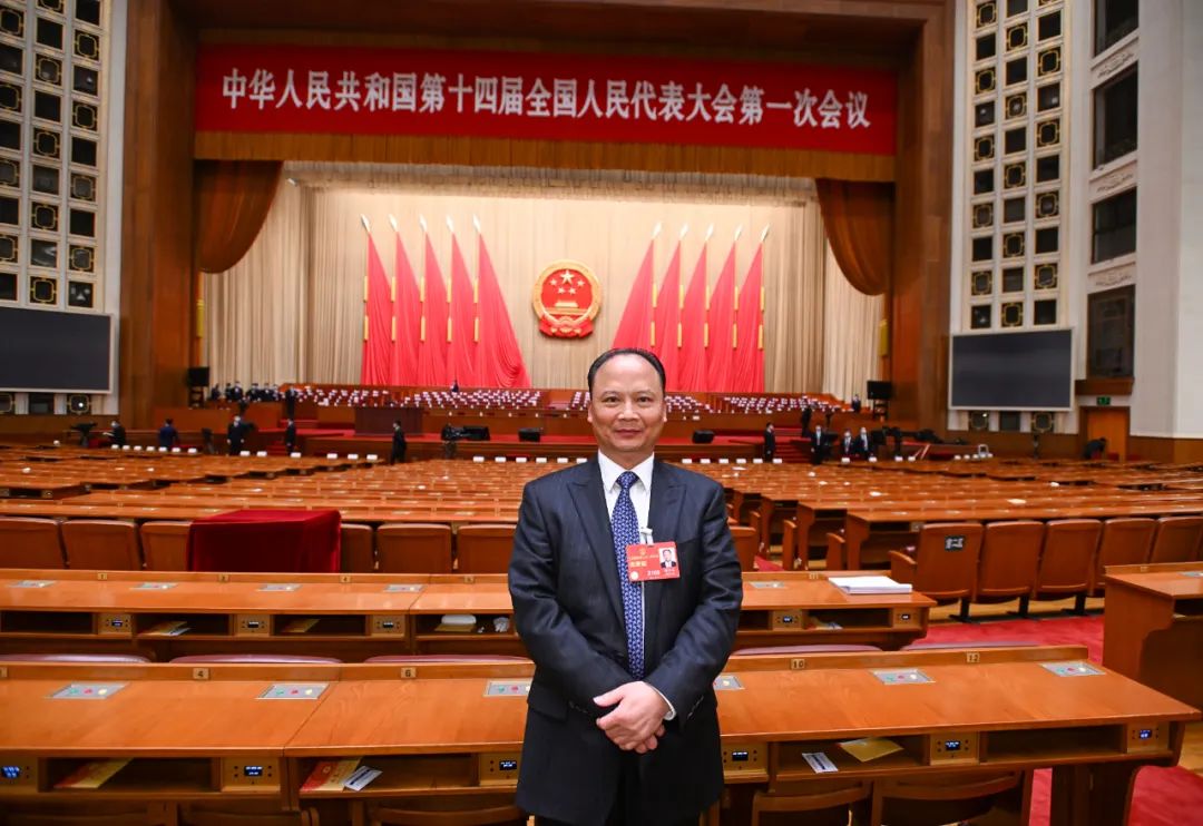 刘汉元代表在全国两会上接受境外媒体集中采访