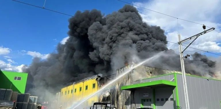 火灾袭击瑞士的工业建筑和光伏系统